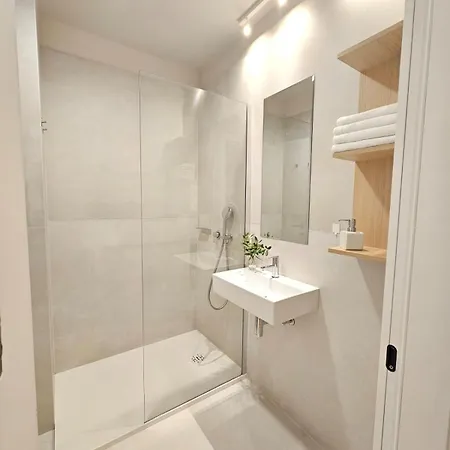 Apartment Private Seaside Room-walk To Downtown *
