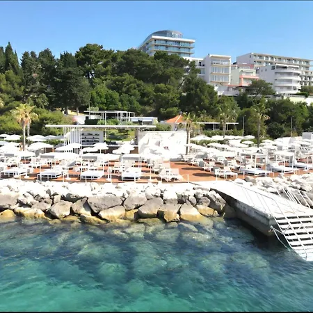 Private Seaside Room-walk To Downtown Apartment *
