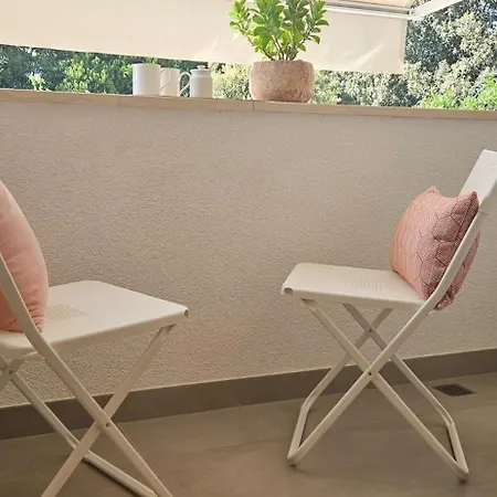 Private Seaside Room-walk To Downtown Apartment *