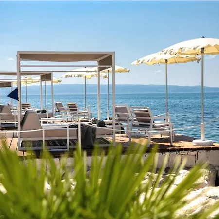 Private Seaside Room-walk To Downtown Apartment Split