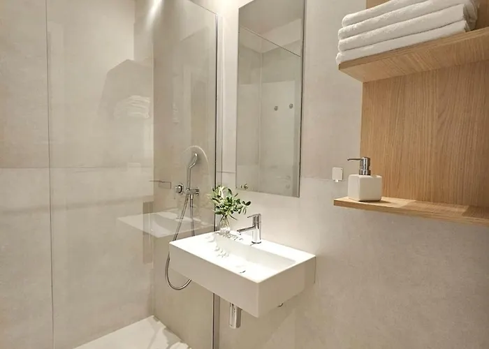 Private Seaside Room-walk To Downtown Apartment