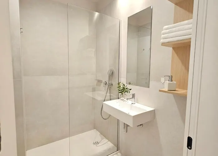 Apartment Private Seaside Room-walk To Downtown *