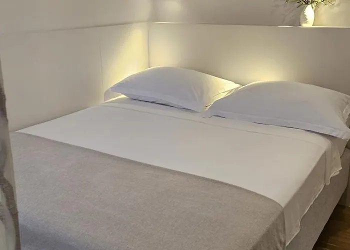 Private Seaside Room-walk To Downtown Apartment