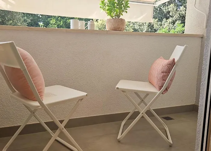 Private Seaside Room-walk To Downtown Apartment *